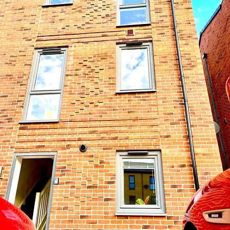 Modern Townhouse, Sleeps 4 With Parking Daire Wakefield Dış mekan fotoğraf