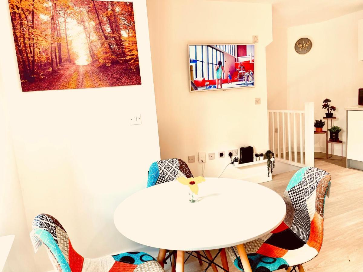 Modern Townhouse, Sleeps 4 With Parking Daire Wakefield Dış mekan fotoğraf